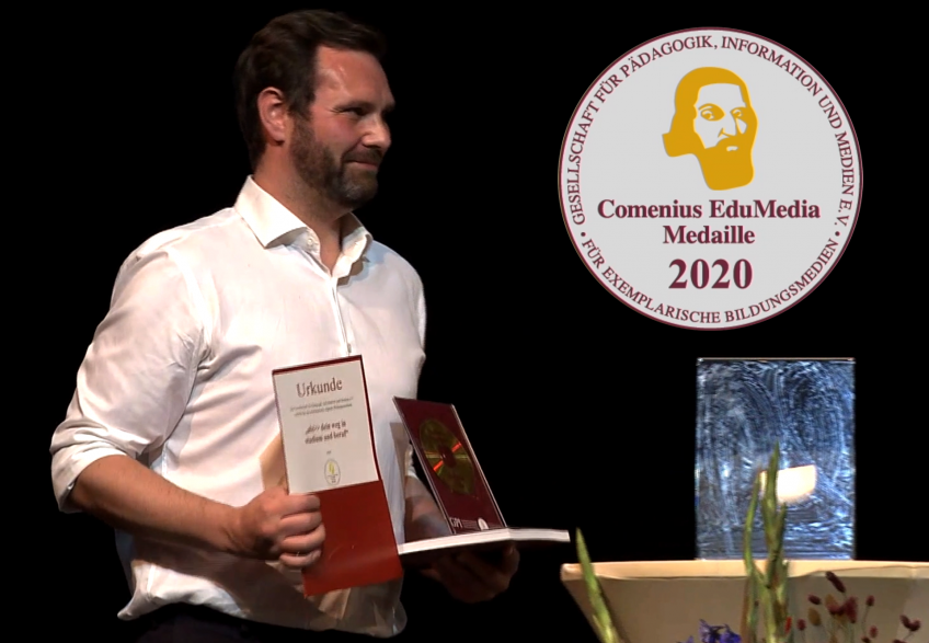 Anton Kahr, technischer Leiter bei Meramo Verlag GmbH, nimmt die Medaille 2020 entgegen