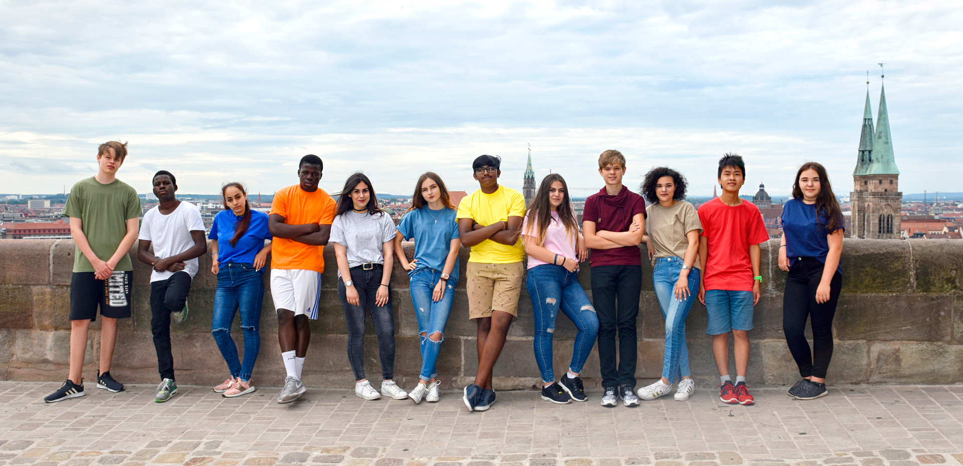 Schüler aus Nürnberg blicken von der Nürnberger Burg aus in ihre Zukunft.